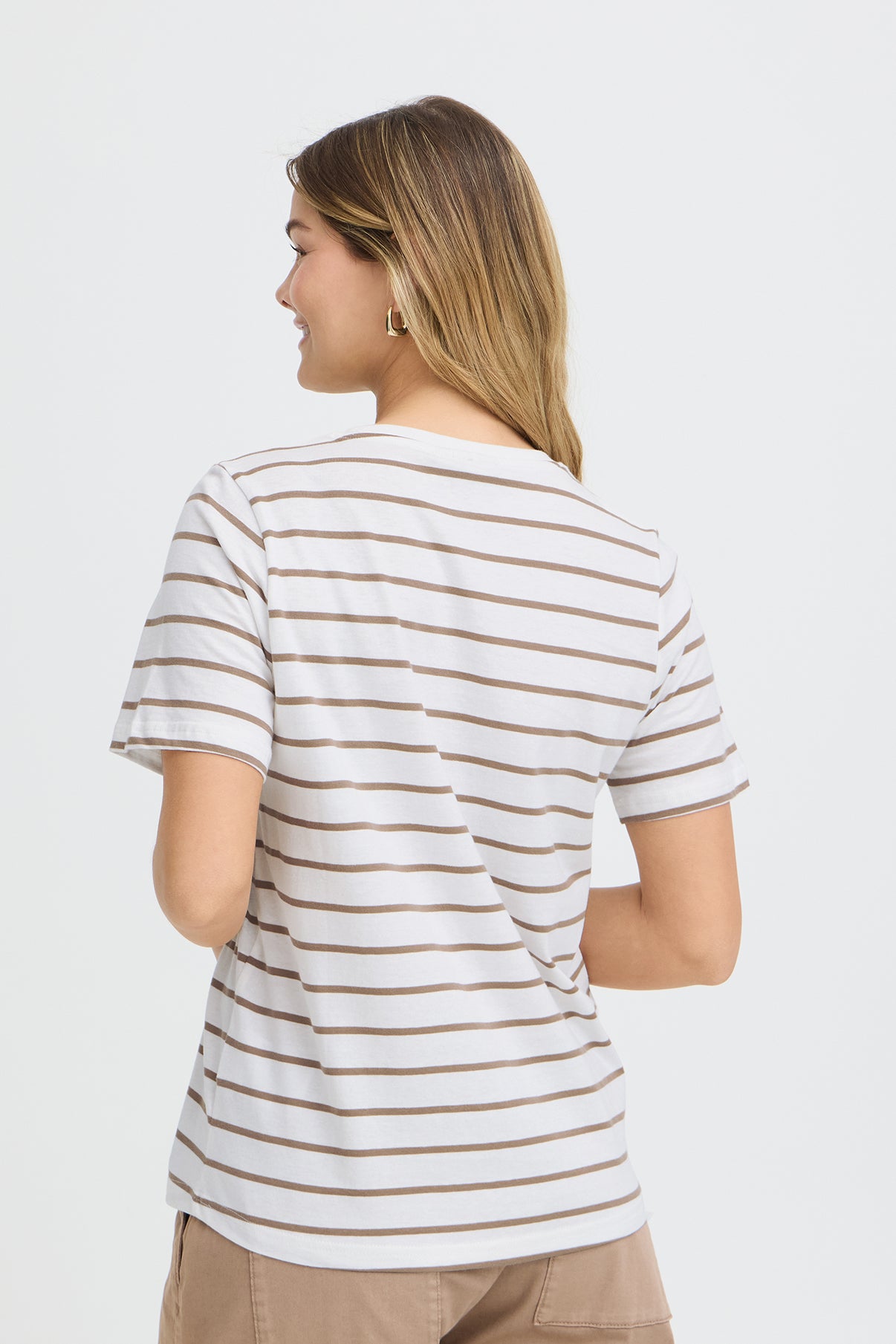 Hvid t-shirt med tynde brune striber og broderet detalje på ryggen, kortærmet, afslappet pasform.