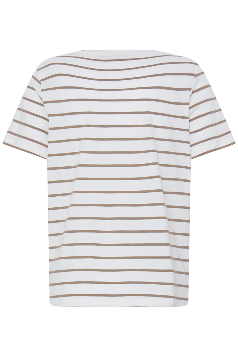 Hvid t-shirt med tynde brune horisontale striber og rund hals.