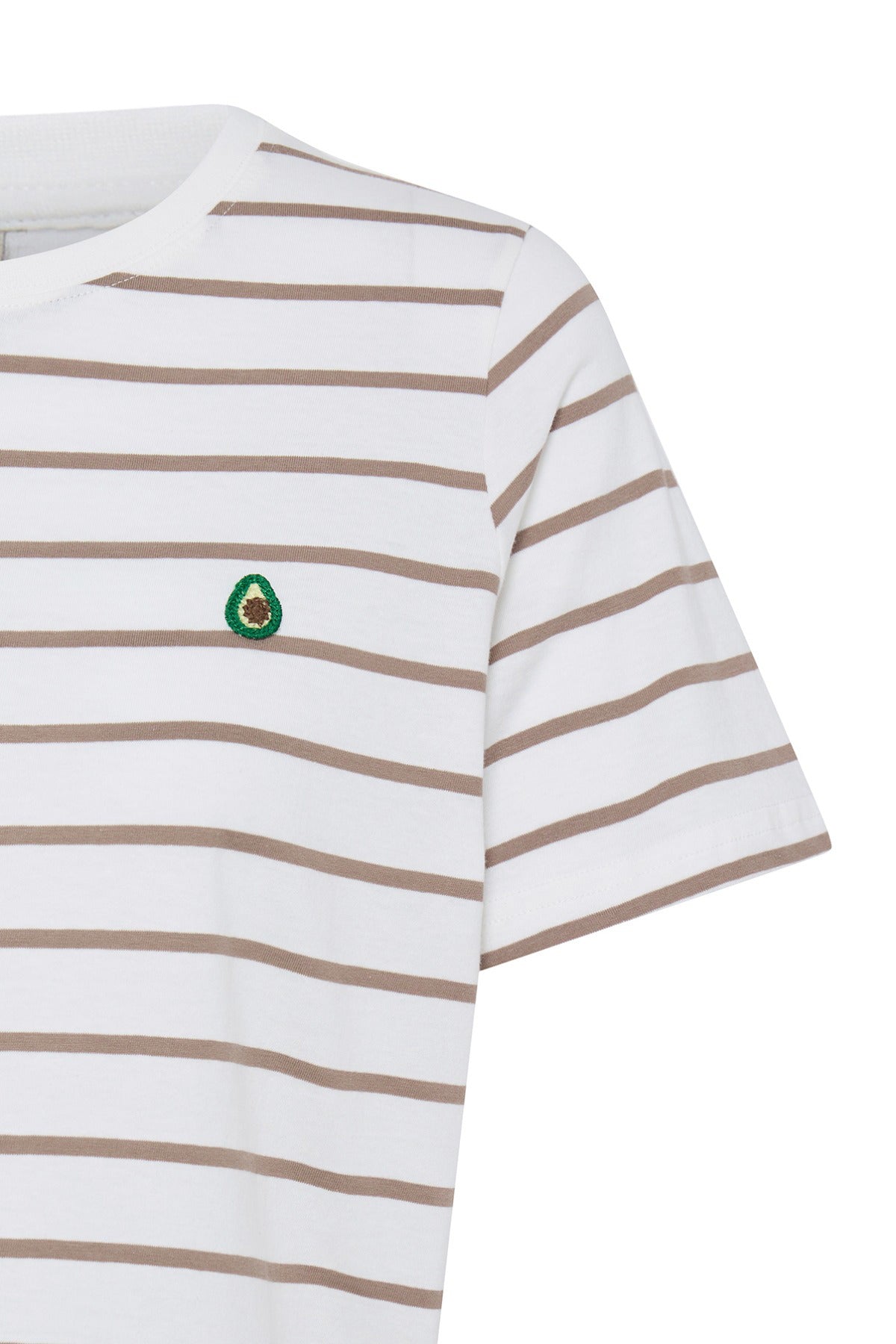 Hvid t-shirt med smalle beige striber og lille broderet avocado-logo på brystet.