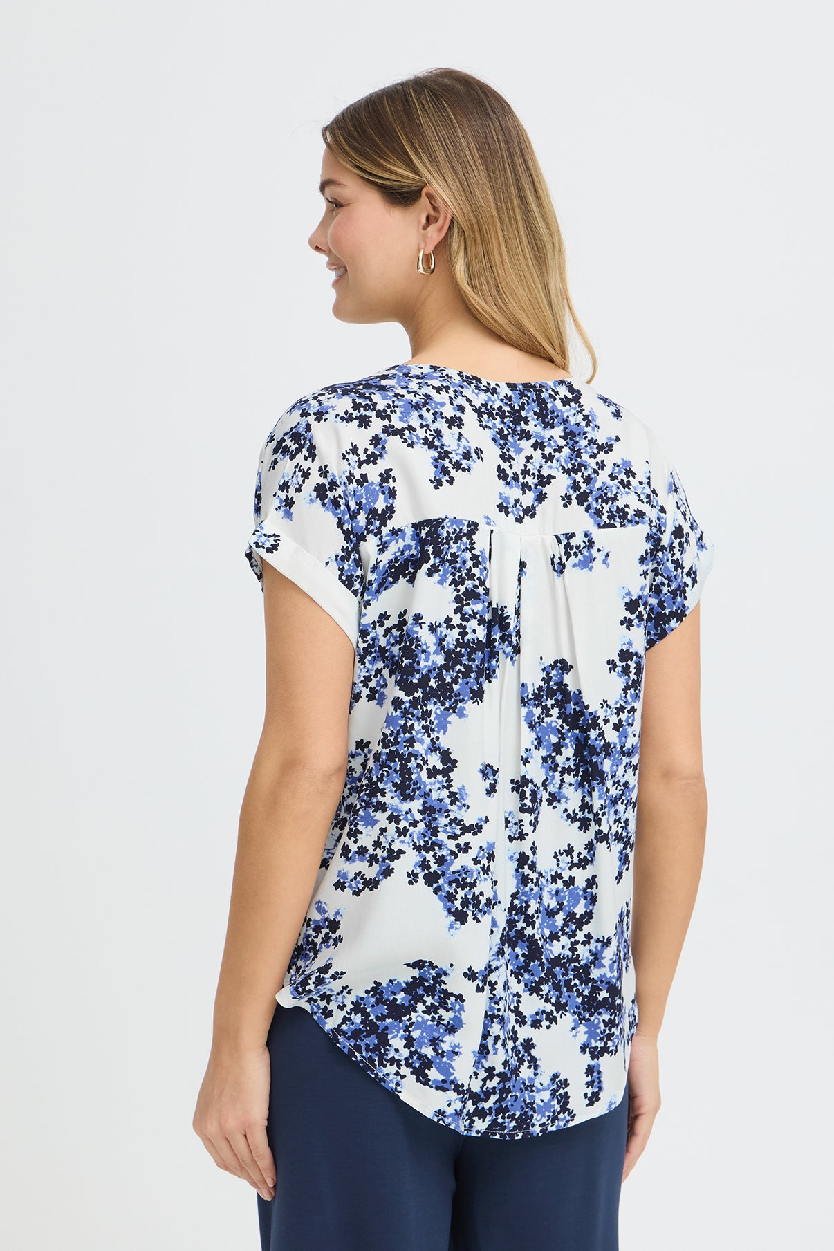 Kortærmet skjortebluse i hvid med blå soft petals blomsterprint og rundet kant.