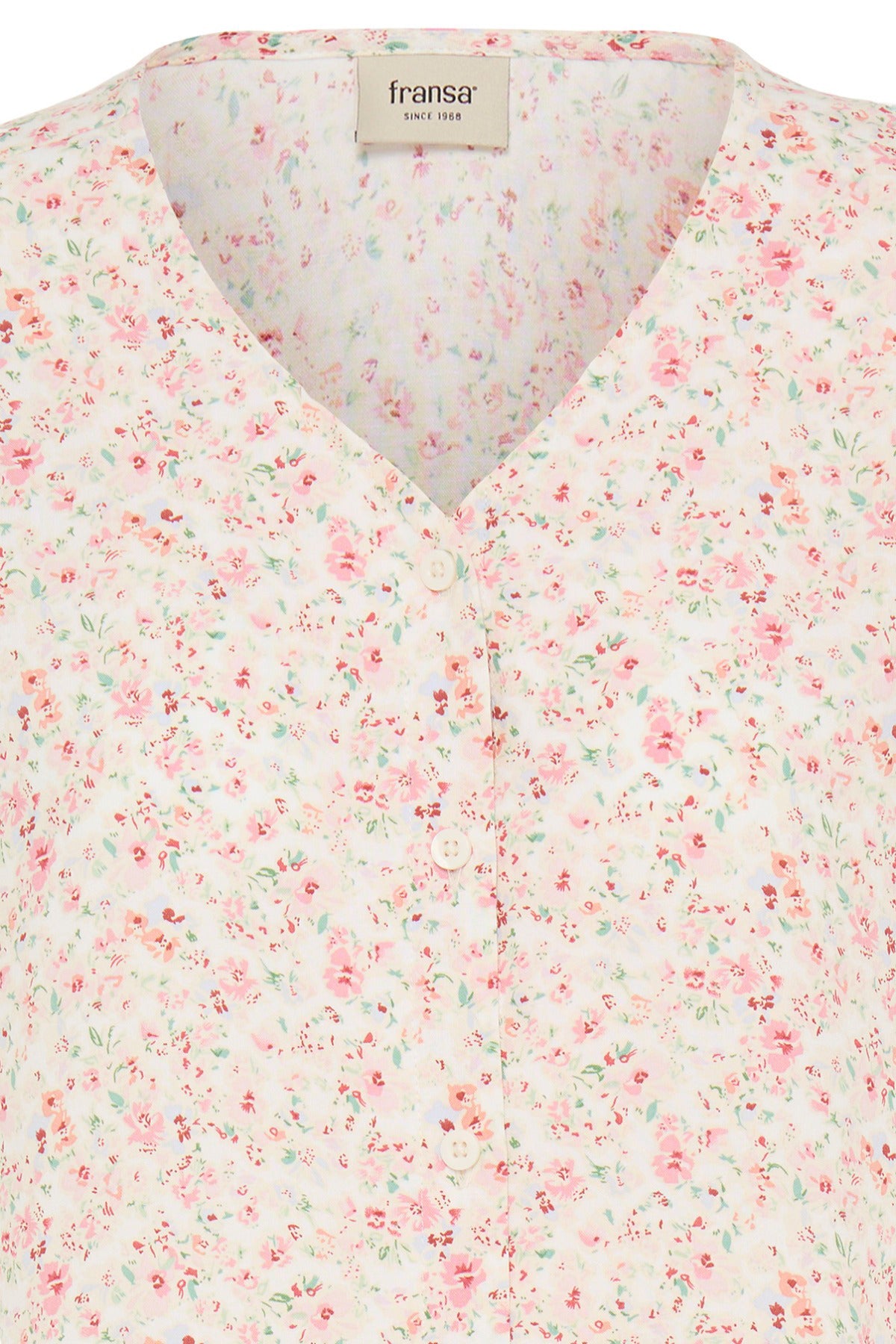 Hvid kortærmet skjortebluse med pink og grønne blomstermønstre og V-hals.