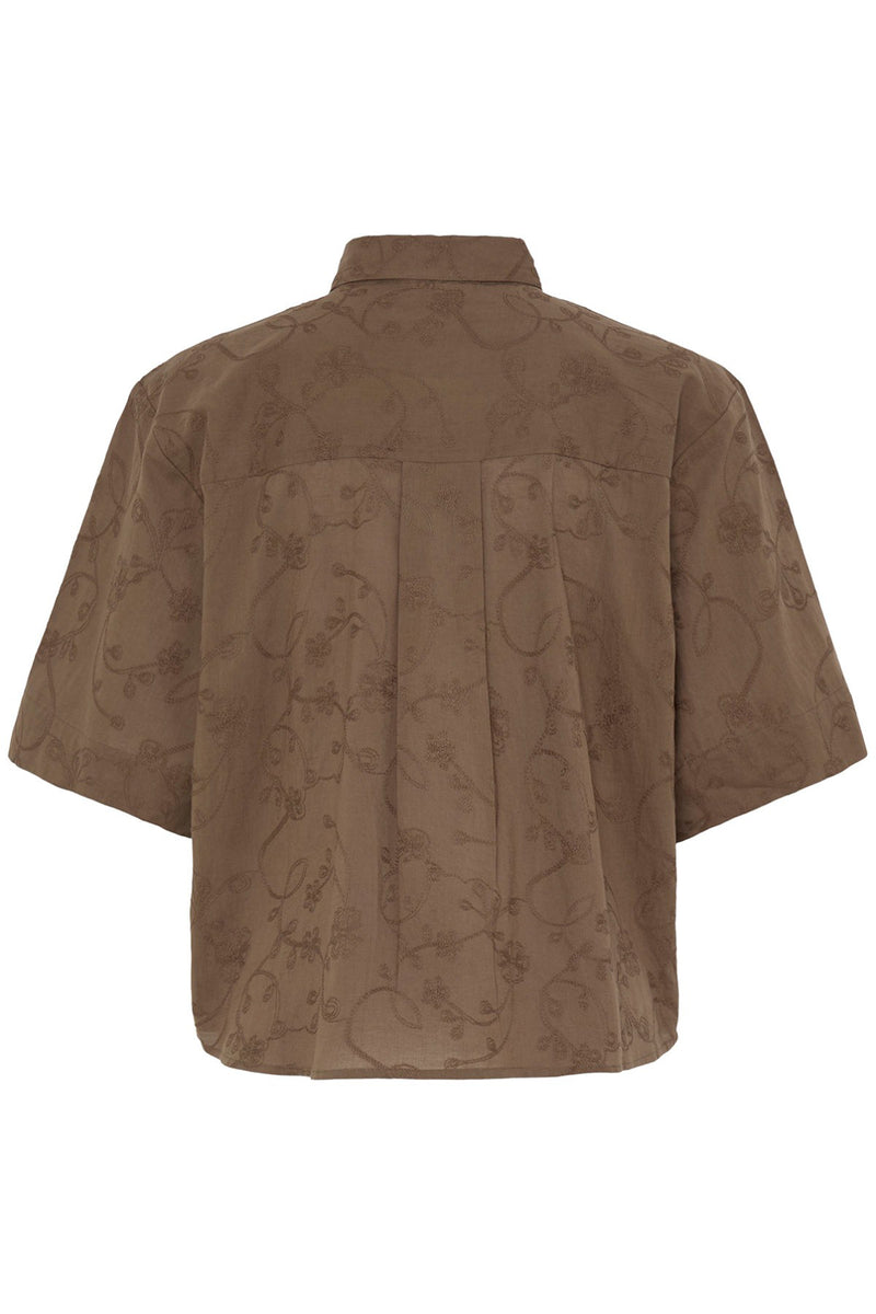Brun kortærmet skjorte med diskrete mountain trail broderidetaljer og boxy pasform.