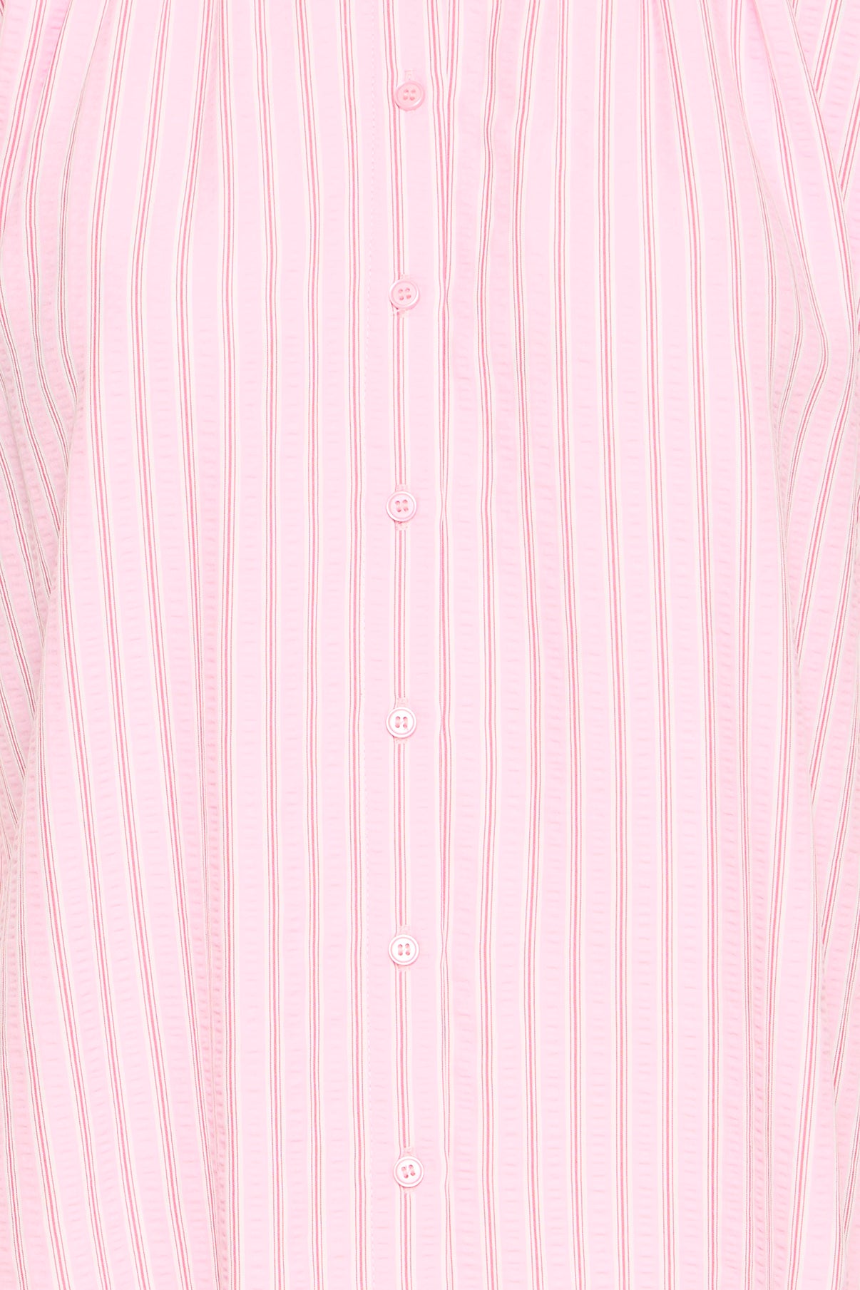 Kortærmet skjortebluse med smalle pink, røde og hvide striber og knaplukning foran.