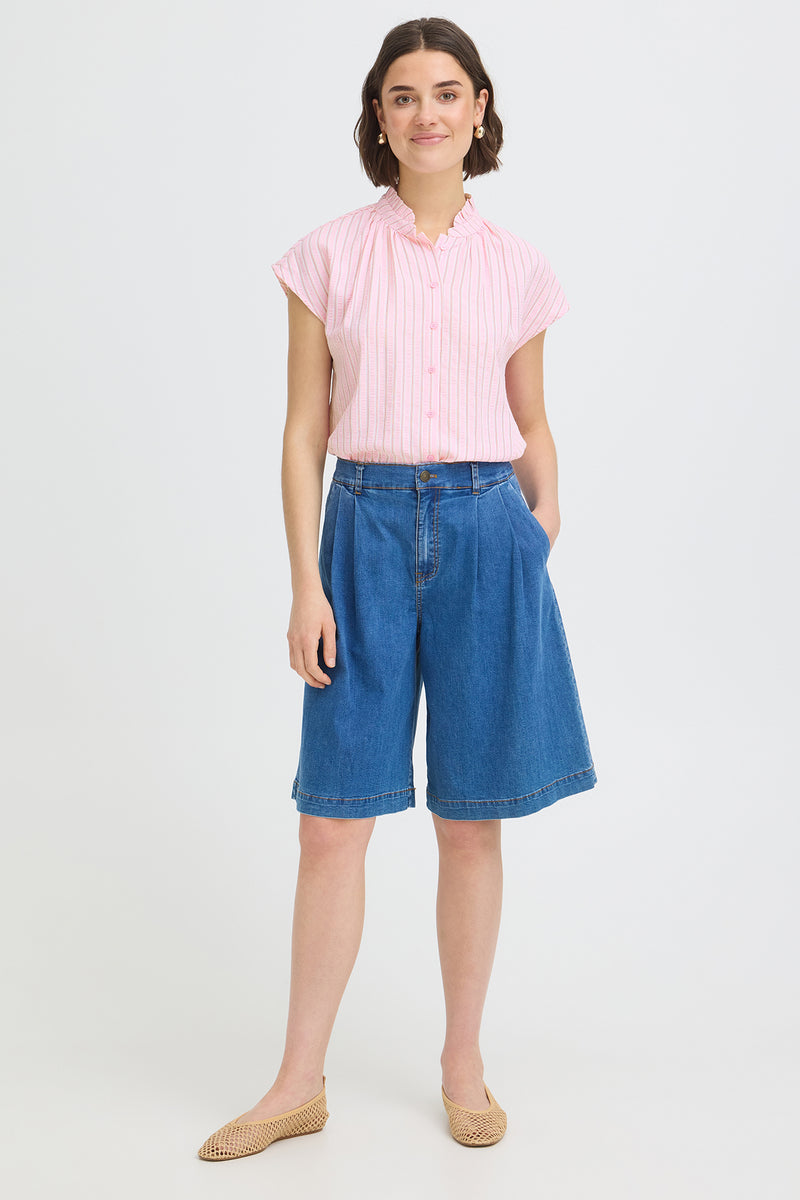 Kortærmet bluse med pink, rød og hvid stribet print og knaplukning foran.