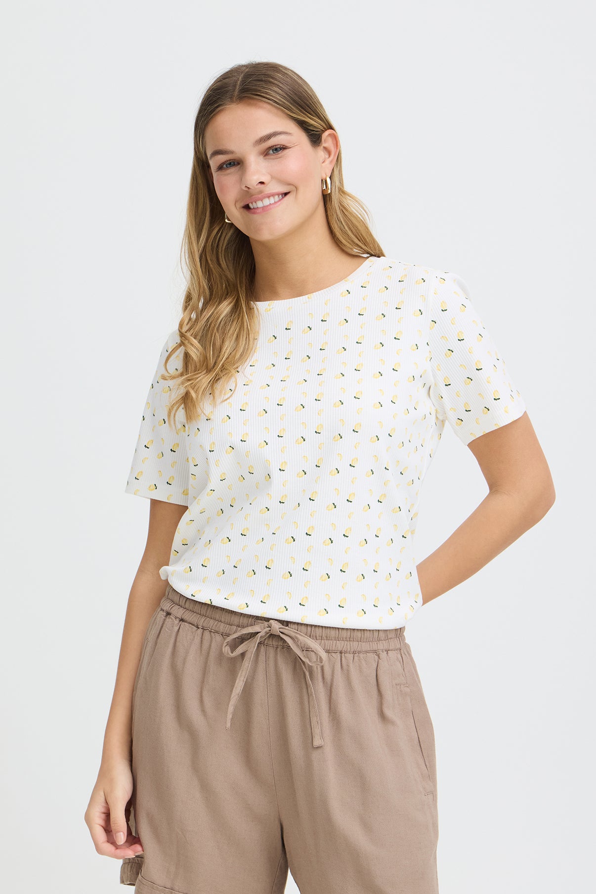 Hvid kortærmet t-shirt med små gule og grønne blomsterprint og rund hals.