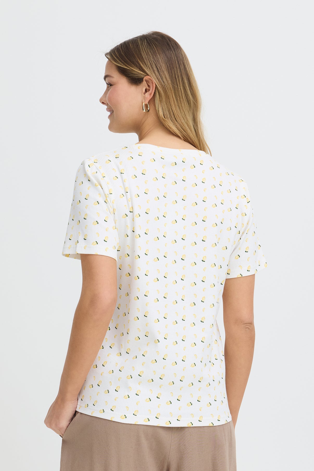 Hvid kortærmet t-shirt med gul og grøn citrondetalje og rund hals set bagfra.