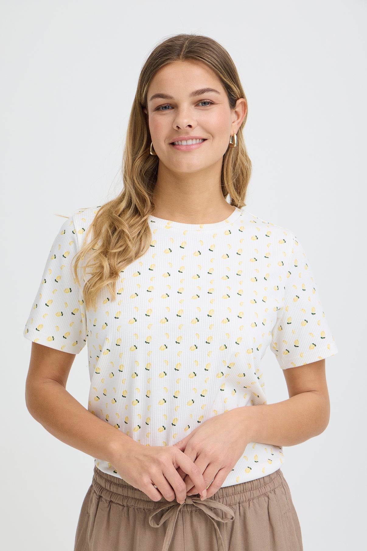 Hvid kortærmet t-shirt med gult citronprint og rund hals.