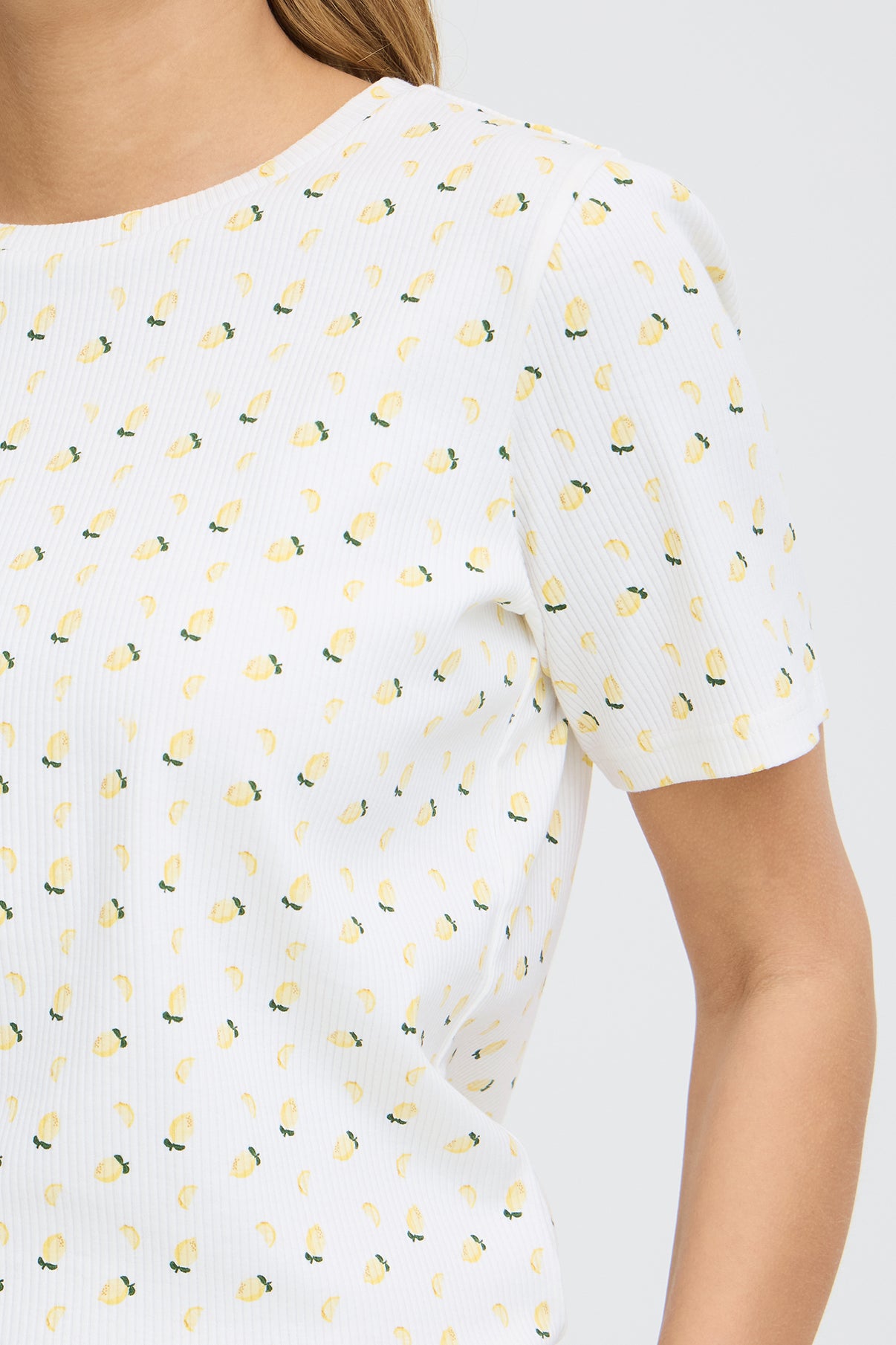 Hvid kortærmet t-shirt med små gule citronprint og rund hals i blødt stof.
