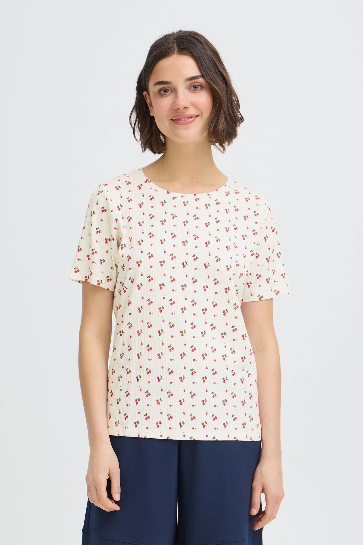 Kortærmet t-shirt i pastel gul med små citronprint og rund hals.