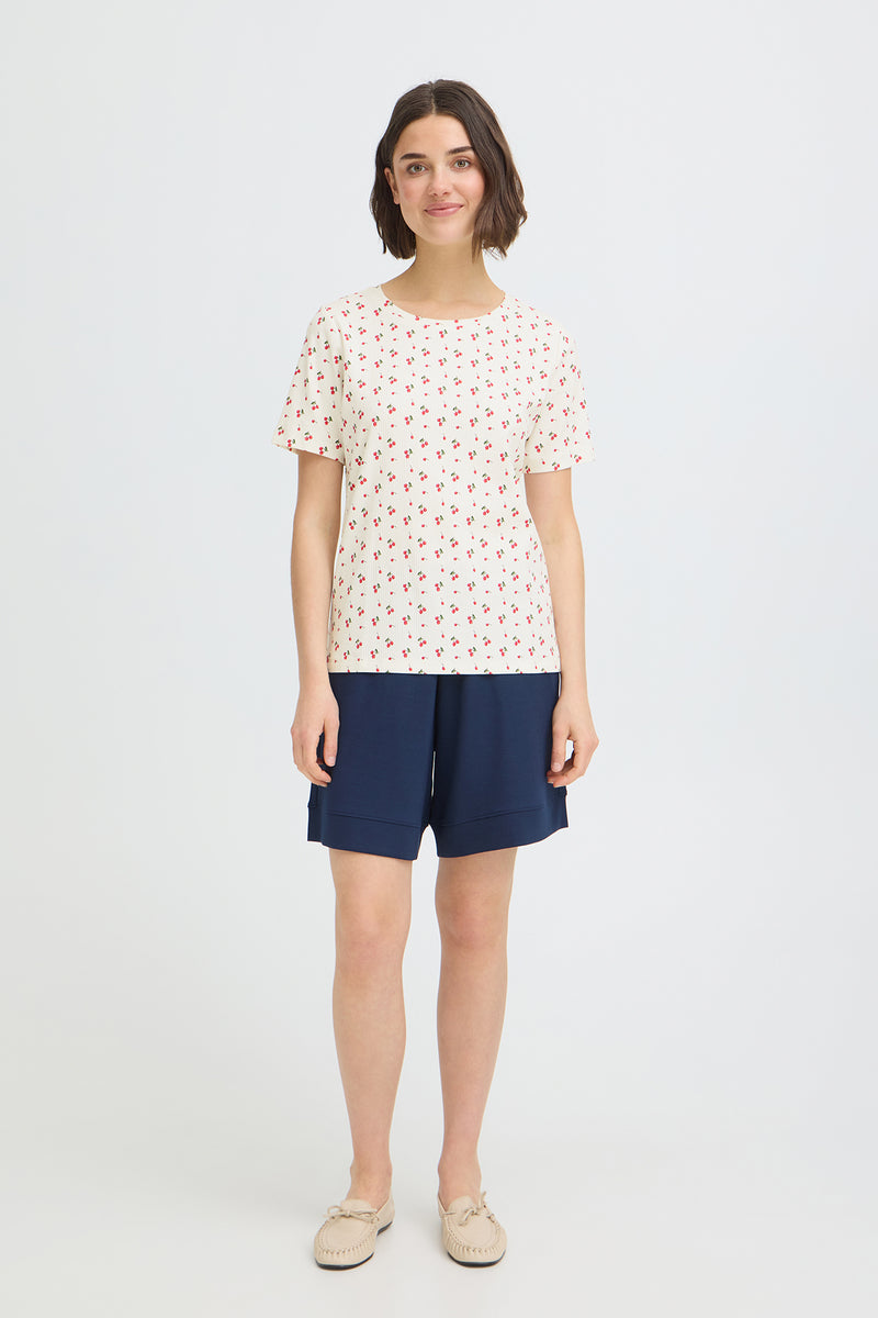 Kortærmet t-shirt i pastel gul med små citronprint og rund hals.