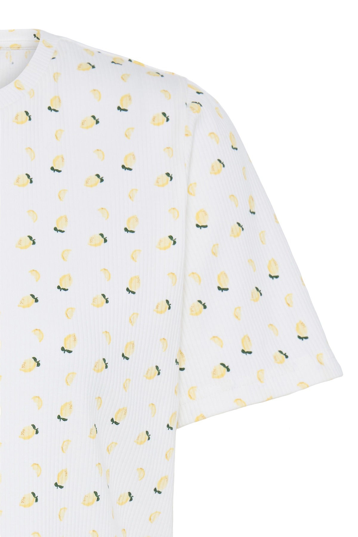 Hvid kortærmet t-shirt med små citronprint og rund hals.