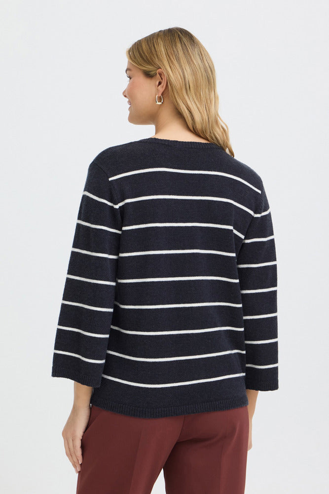 Navyblå strikcardigan med hvide horisontale striber og trekvartærmer set bagfra.
