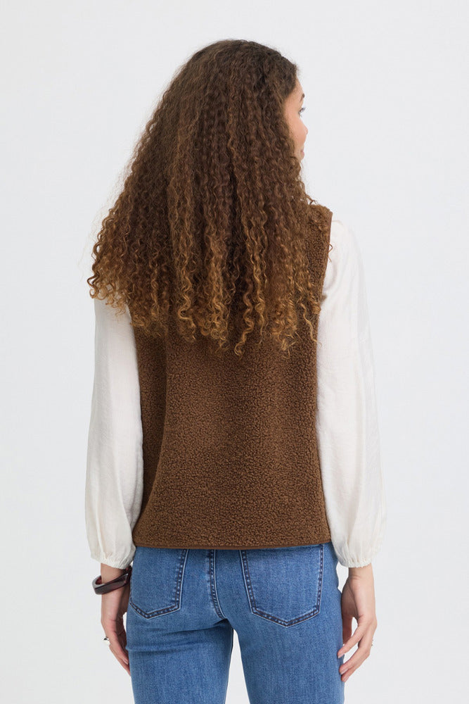 Brun teddy vest med knapper i blødt, textureret materiale set bagfra.