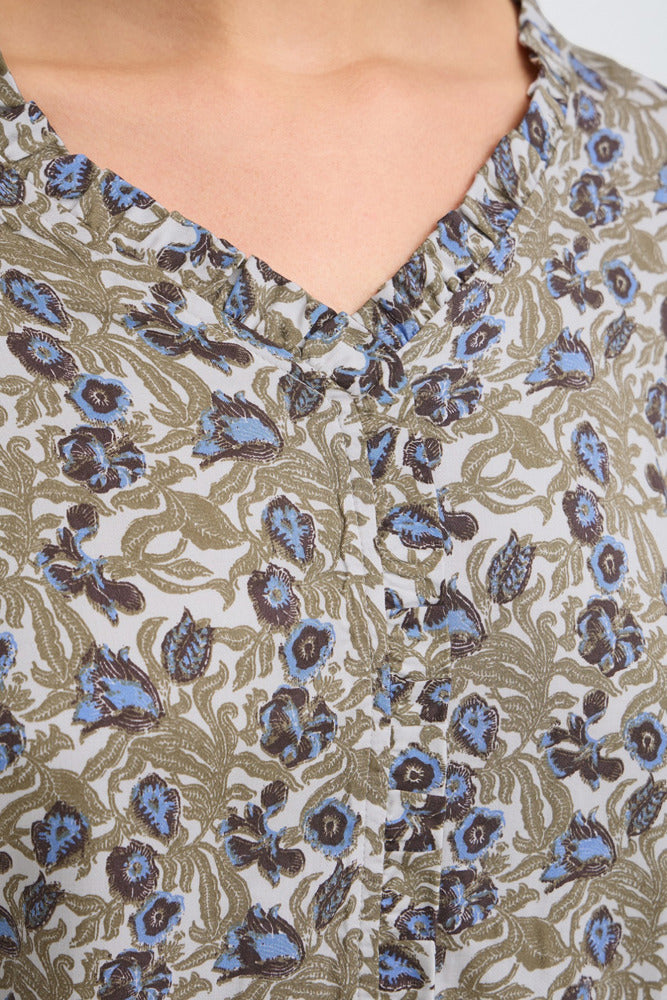 Langærmet bluse i grøn med blå og beige blomsterprint og V-hals med rynkedetalje.