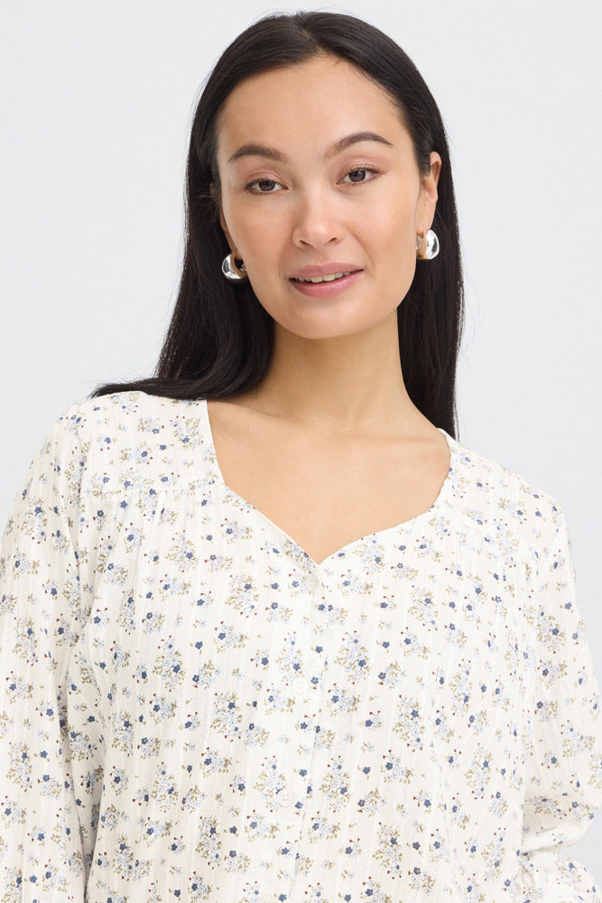 FREASA SH 1 - Blomstret bluse med fine detaljer