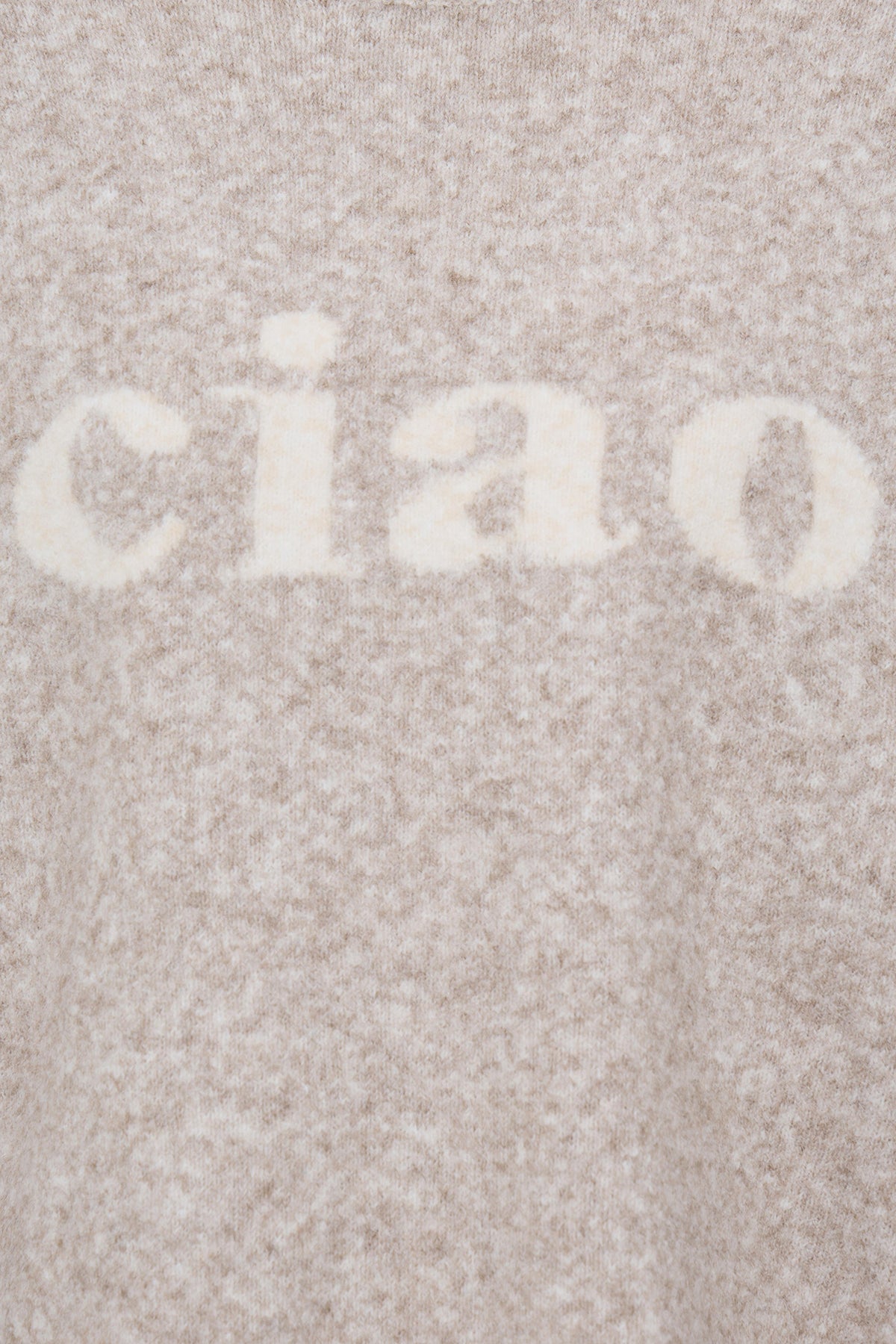 Beige-langærmet striktrøje i uld med tekstdetalje "ciao" i hvid.