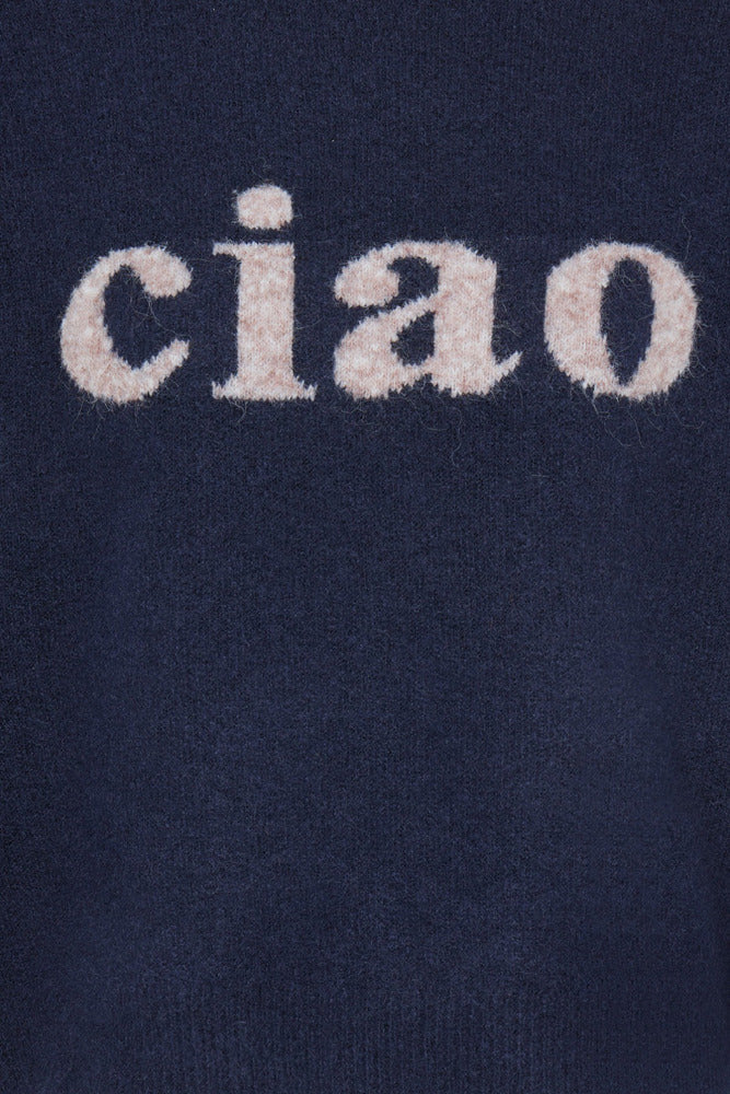 Mørkeblå langærmet strik med hvidt tekstprint "ciao" foran i uldkvalitet.