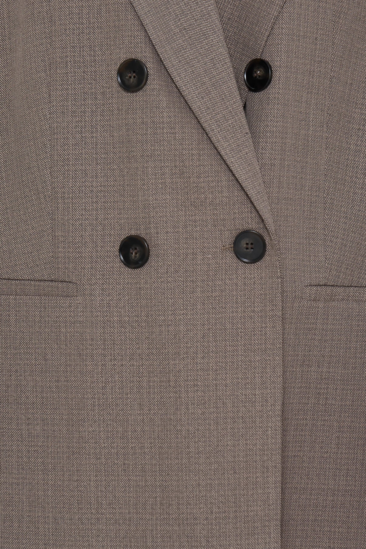 Dobbeltradet blazer i driftwood melange med klassisk revers og fire sorte knapper foran.