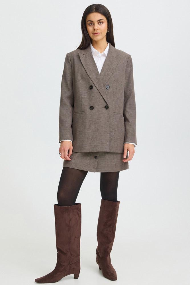Dobbeltradet blazer i driftwood melange med klassisk revers og knapper foran.