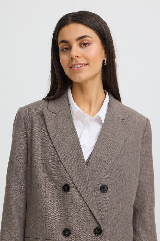 Klassisk dobbeltradet blazer i driftwood melange med revers og sorte knapper.