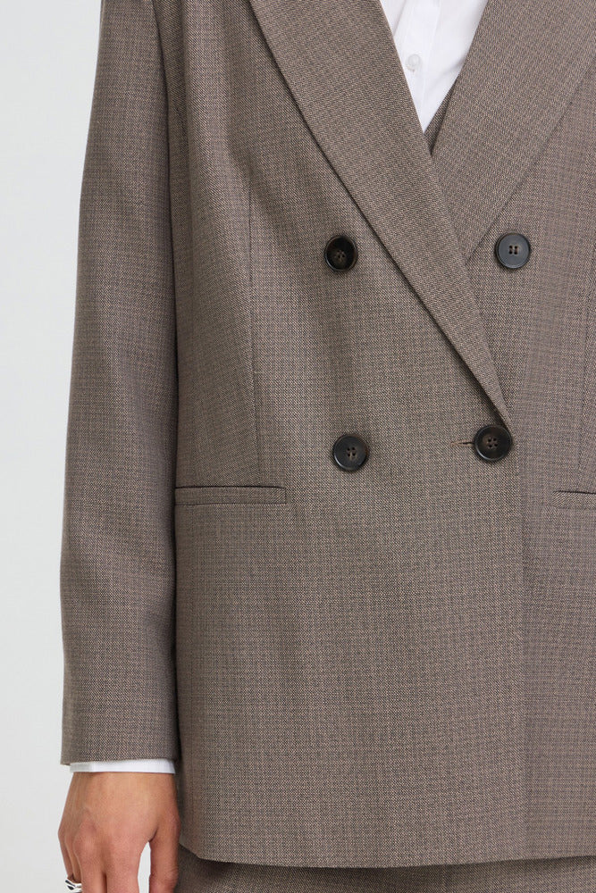 Klassisk dobbeltradet blazer i driftwood melange med revers og sorte knapper.