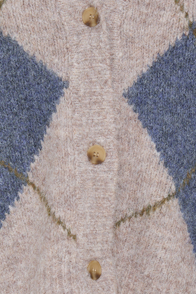 Knækket hvid cardigan i uld med argyle-mønster i blå og grønne detaljer samt beige knapper.