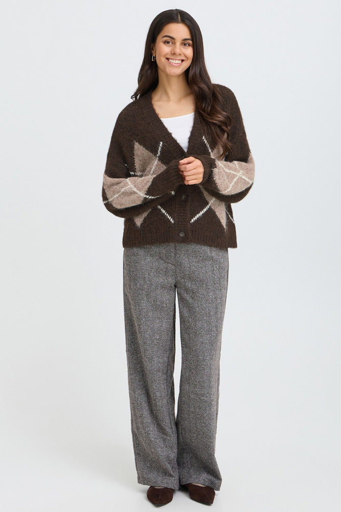 Brun cardigan med argyle-mønster i uld og V-hals, stylet med grå bukser.