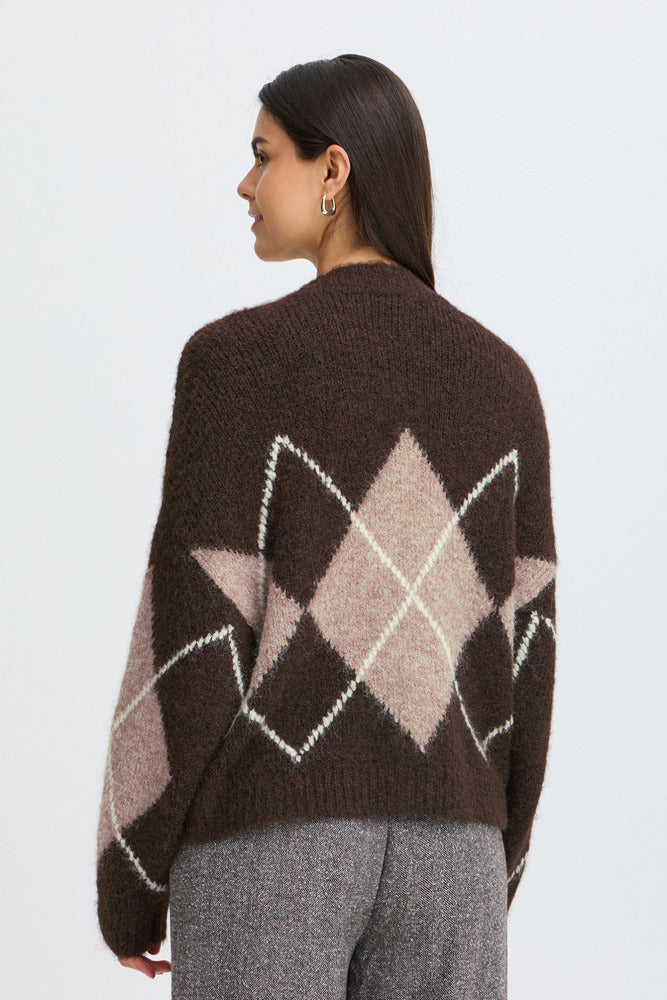 Brun cardigan med stort argyle-mønster i lyserøde og hvide nuancer, uldtekstur, løs pasform.