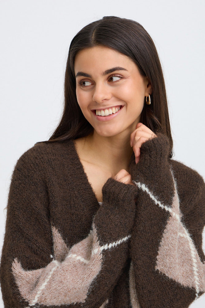 Brun uldcardigan med argyle-mønster i beige og lyserød, V-hals og ribstrikkede ærmer.