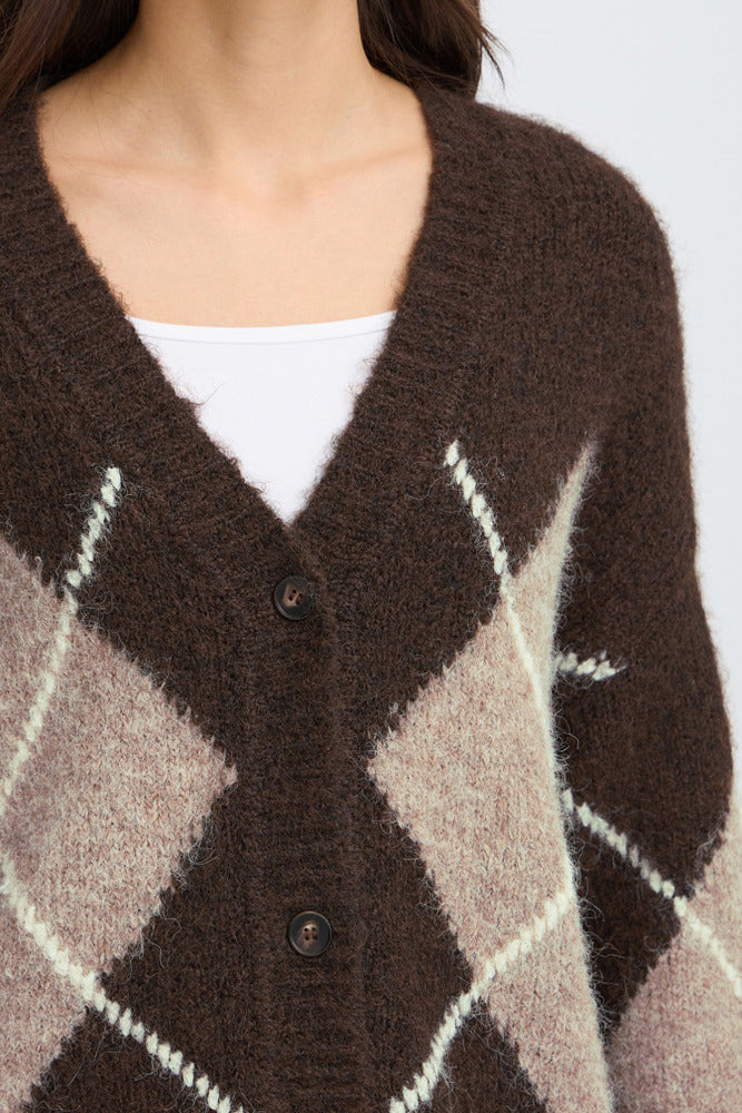 Brun cardigan med stort argyle-mønster i beige og lyseblåt, uldtekstur, knapper foran.