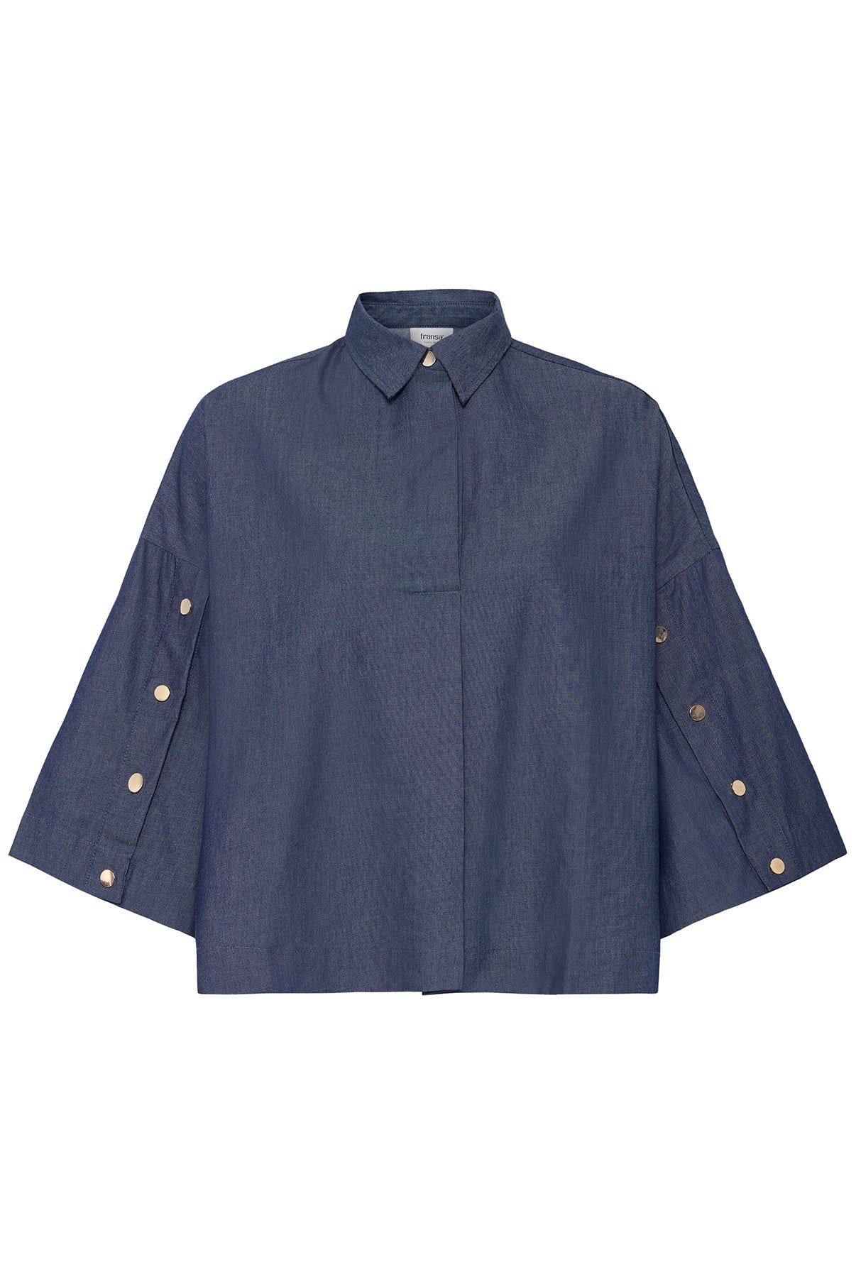 Mørkeblå skjortebluse i denimlook med trekvartærmer og knapdetaljer på ærmerne.