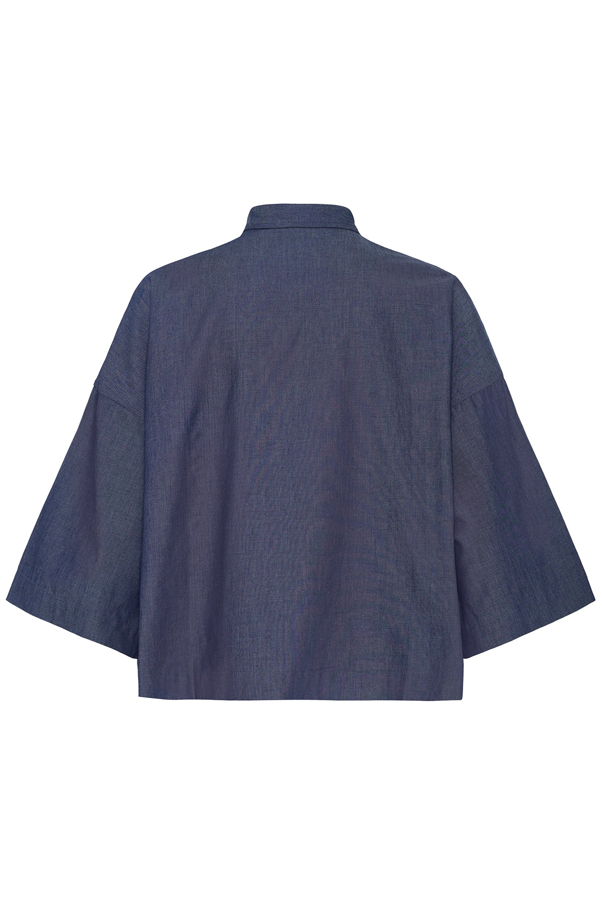 Midblå denimlook skjortebluse med trekvartærmer og lige pasform set bagfra.