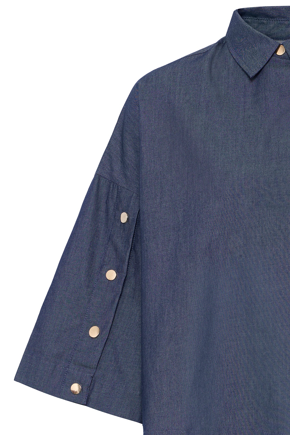 Mørkeblå skjortebluse i denimlook med trekvartærmer og knapper på ærmet.
