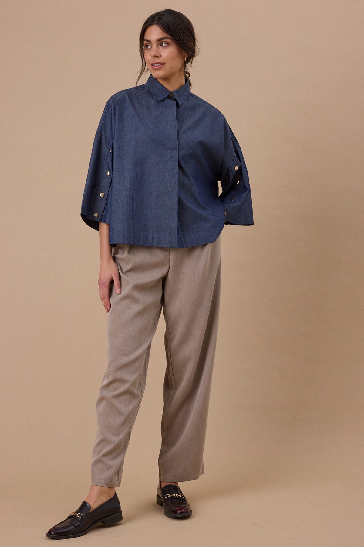 Mørkeblå skjortebluse med trekvartærmer og knapper på ærmerne i denimlook.