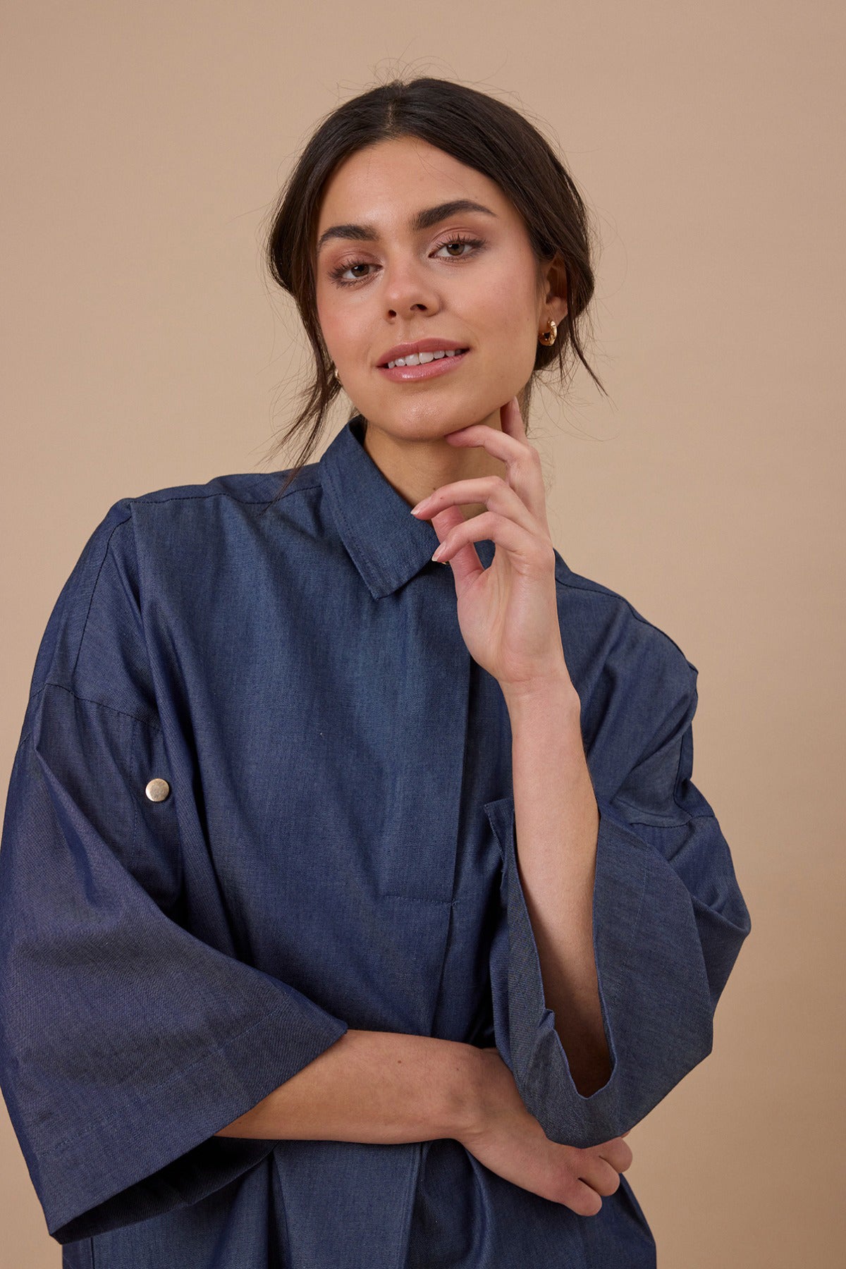 Trekvartærmet skjortebluse i midtblåt denimlook med klassisk krave og løstsiddende pasform.
