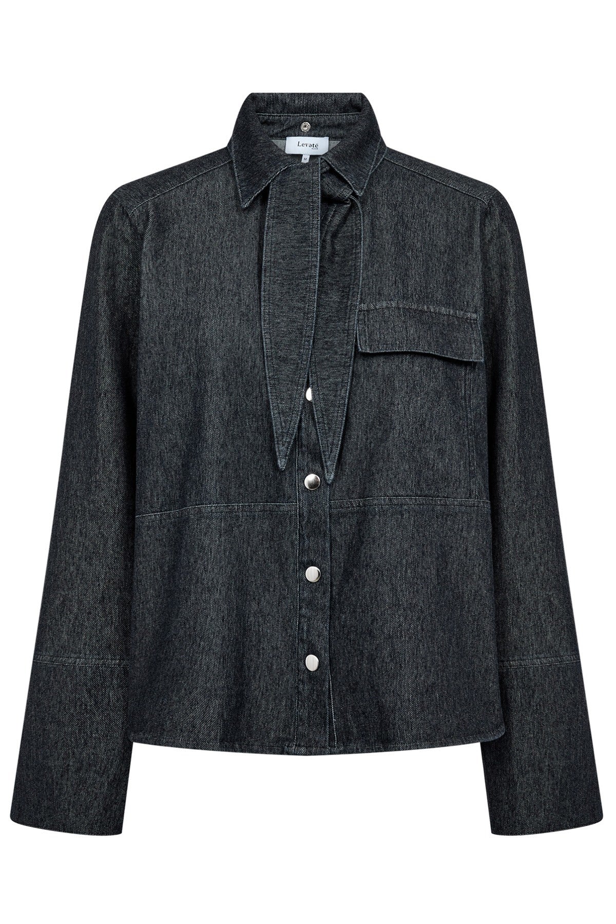 Mørk denimskjorte med lange ærmer, skjult bindedetalje og frontlommer.
