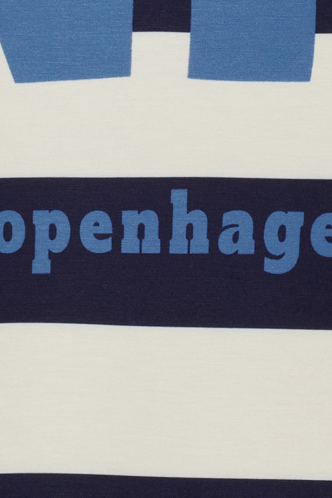 Stribet sweatshirt med blå og hvide felter og blå tekstprint "Copenhagen" på brystet.