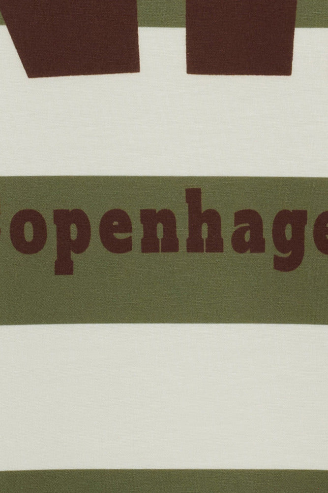 Stribet sweatshirt med brede grønne og hvide striber og brun tekstprint "Copenhagen".