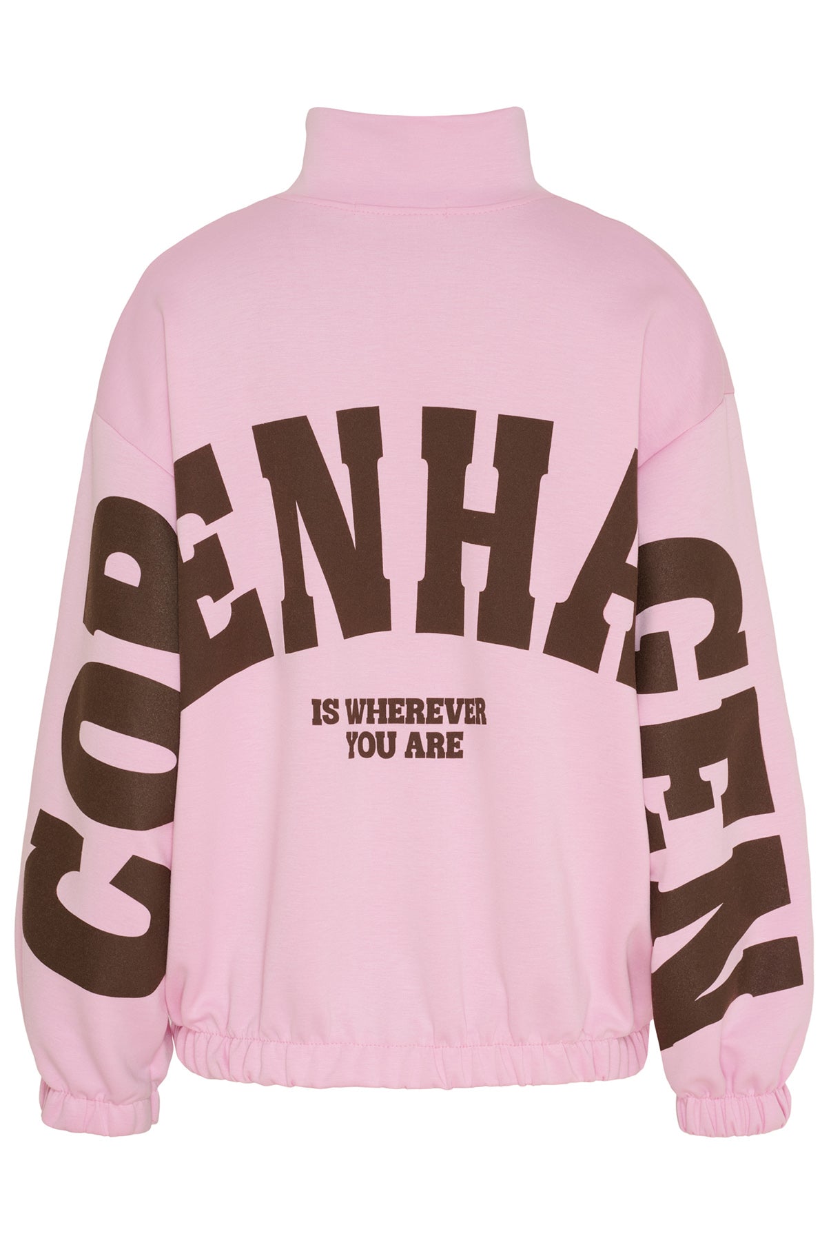 Lyserød cardigan med brun logo og tekst, høj krave og løstsiddende pasform.
