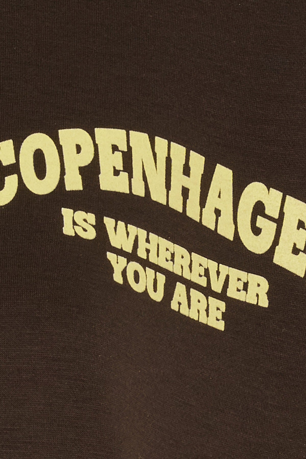 Brun cardigan med gul tekst "Copenhagen is wherever you are" printet foran.