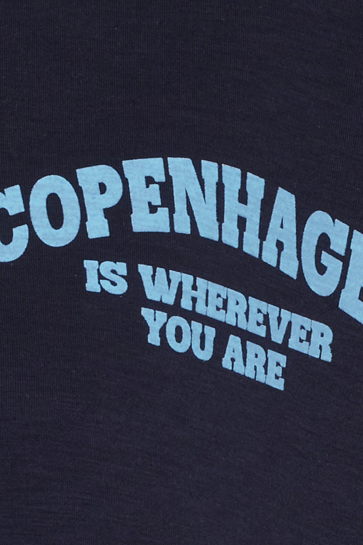 Mørkeblå t-shirt med lyseblåt COPENHAGEN-tryk og teksten "IS WHEREVER YOU ARE".