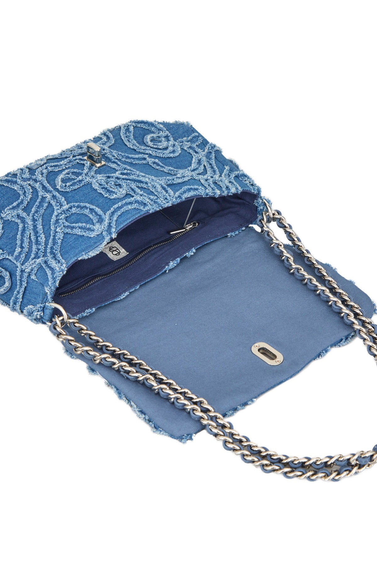 Blå denimtaske med broderede blomster og kæderem åbnet med indvendig lomme og lynlås.