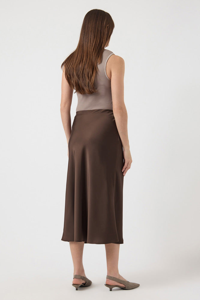 Højtaljet midi nederdel i chokoladebrun med let glans og blød silhuet.