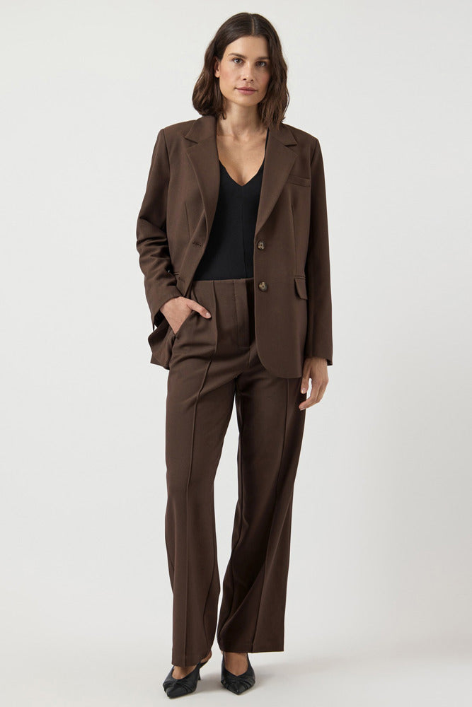 Klassisk chocolate brown blazer med regulær pasform, to knapper og enkelt revers.