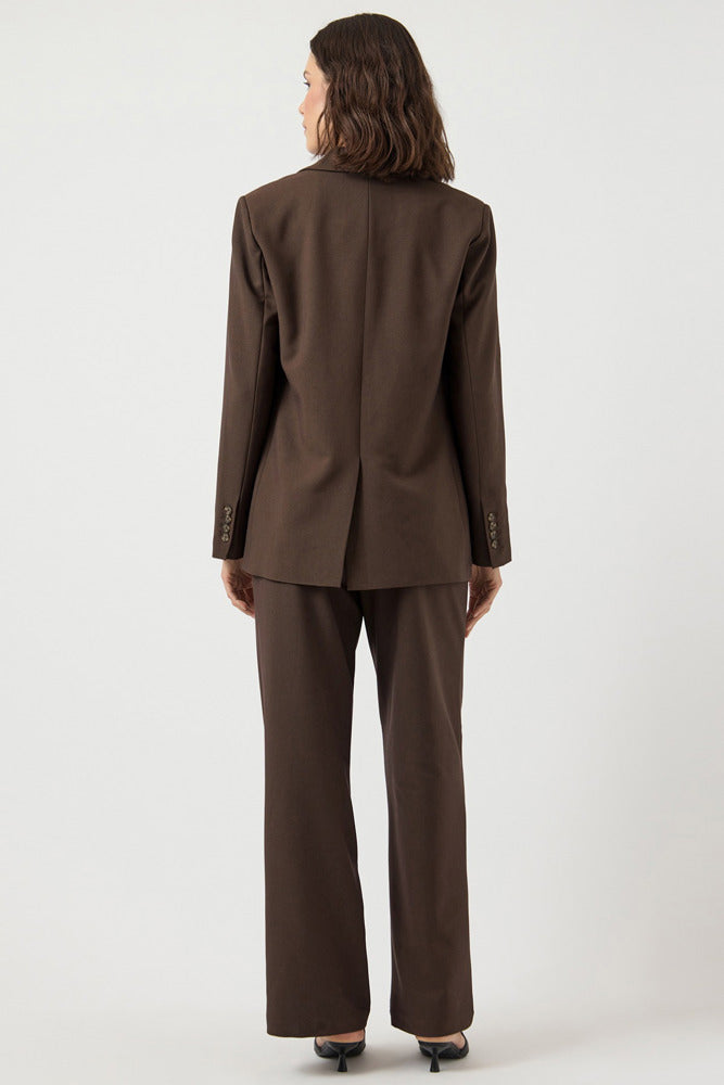Brun klassisk blazer med regulær pasform set bagfra, matchende bukser, lange ærmer.