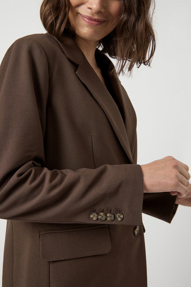 Klassisk chocolate brown blazer med regulær pasform og knapper på ærmegabet.