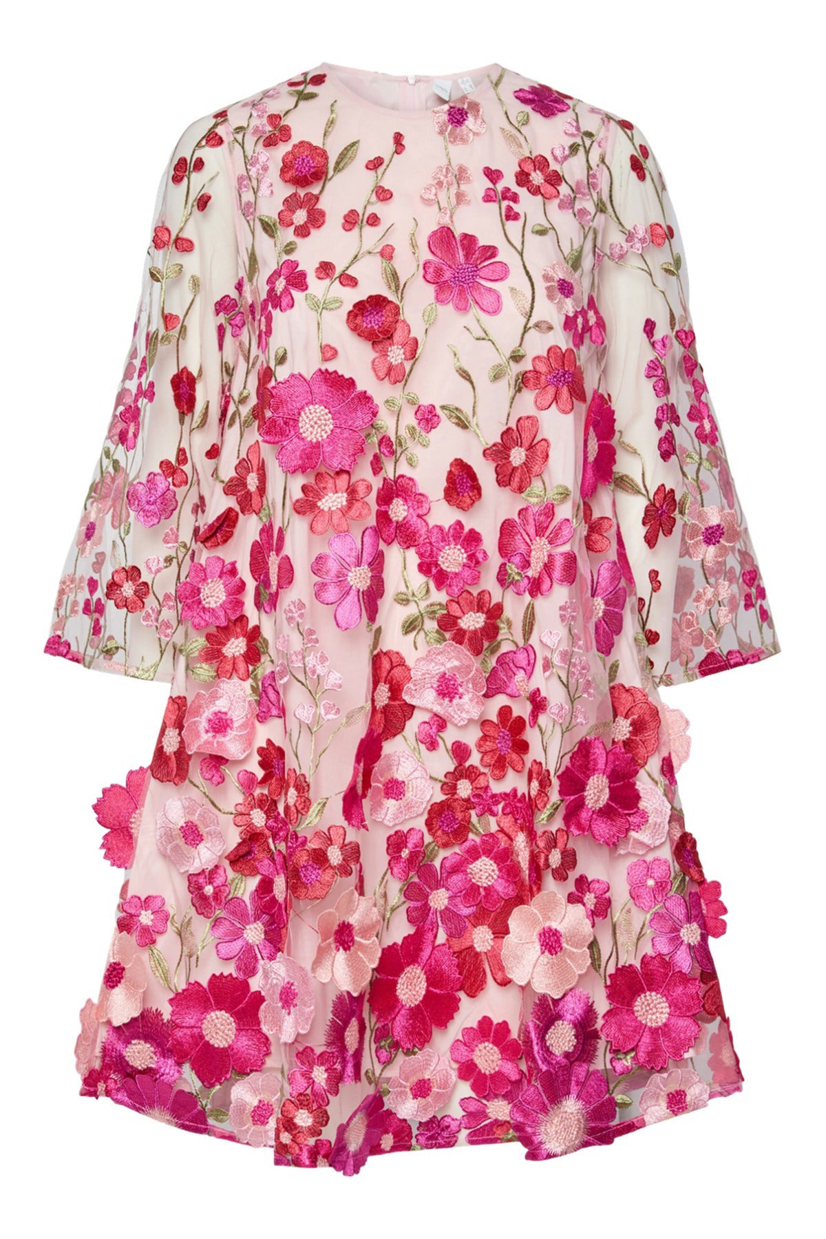 Kort kjole i lys pink med pink og røde blomster og trekvartærmer.
