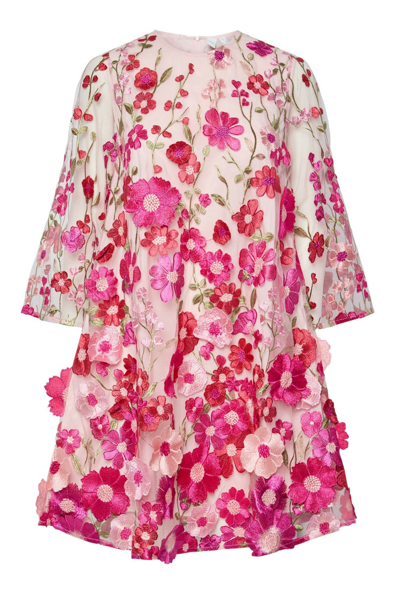 Kort kjole i lys pink med pink og røde blomster og trekvartærmer.