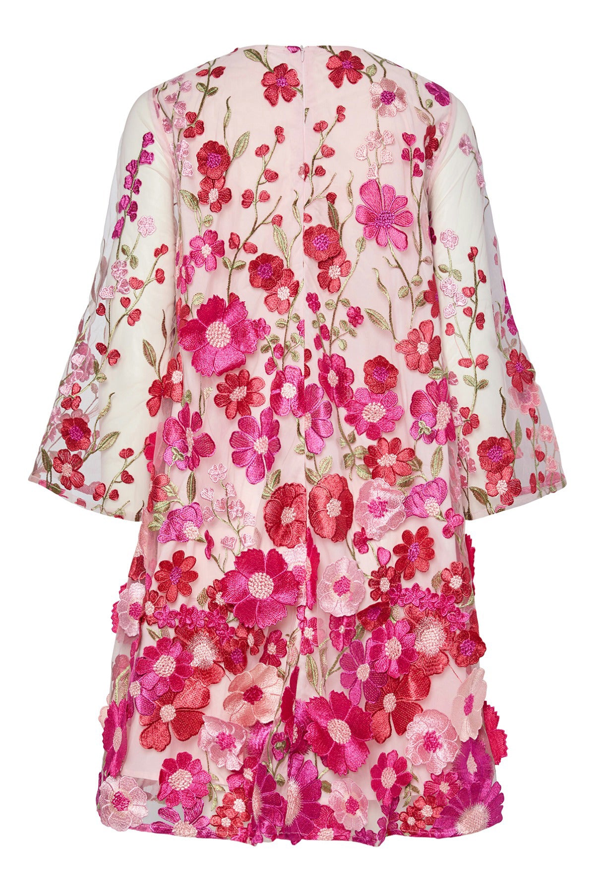 Kort fuchsia lilla kjole med trekvartærmer og detaljeret blomsterprint bagpå.