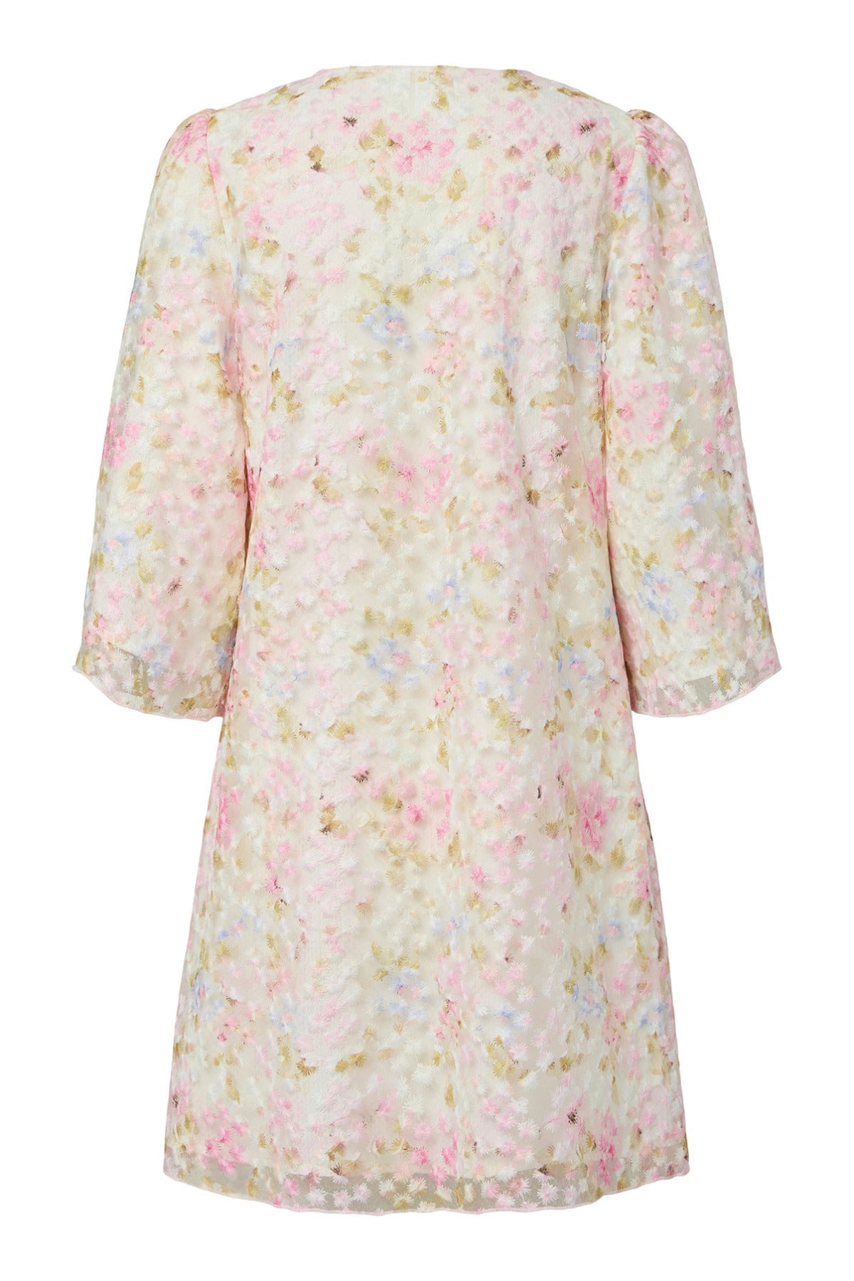 Kort hvid kjole med pastelfarvede blomster og trekvartærmer.